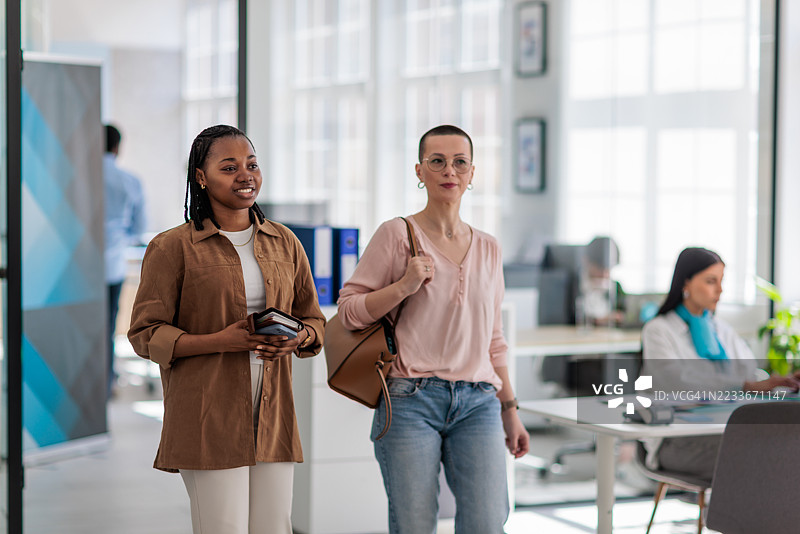 现代银行环境中的女性客户图片素材