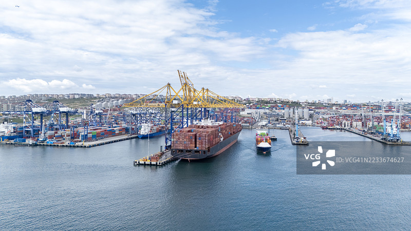 货运集装箱船在航行中的鸟瞰图。伊斯坦布尔 - 土耳其。图片素材