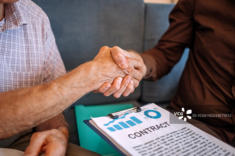 金融从业人员在客户家中工作，使用无线技术图片素材