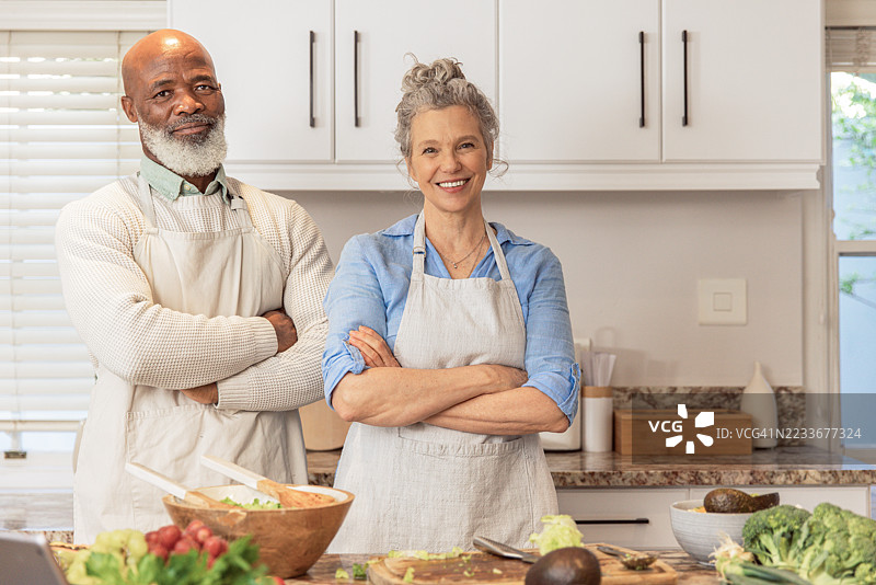 成熟夫妇在厨房一起制作健康沙拉图片素材