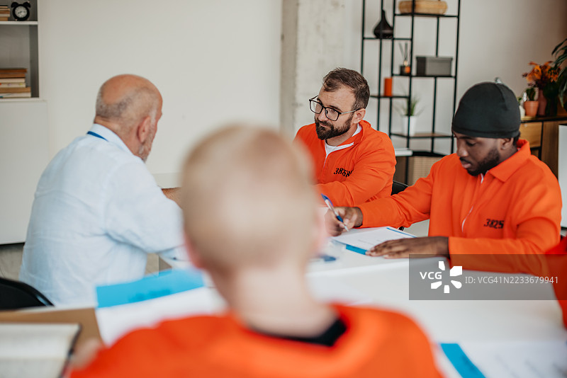 监狱教育项目帮助囚犯获得知识和技能，以实现更美好的未来图片素材