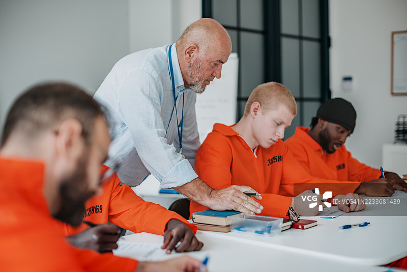 一群囚犯在现代教室环境中参加教育项目学习图片素材