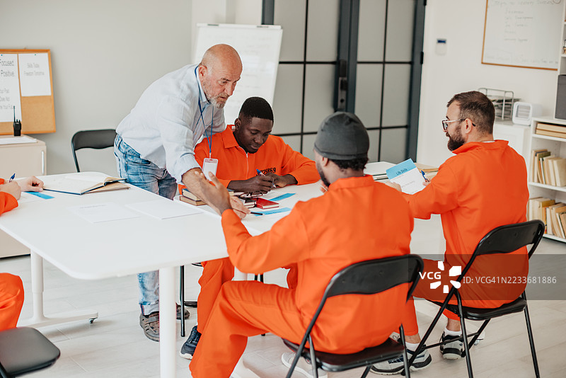 监狱教育项目通过现代教室环境中的小组学习和激励来赋能个人图片素材
