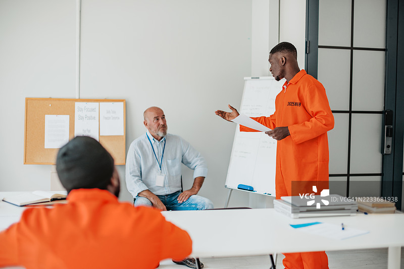 监狱教育项目通过严肃的学习和团队合作赋能多种族的囚犯群体图片素材