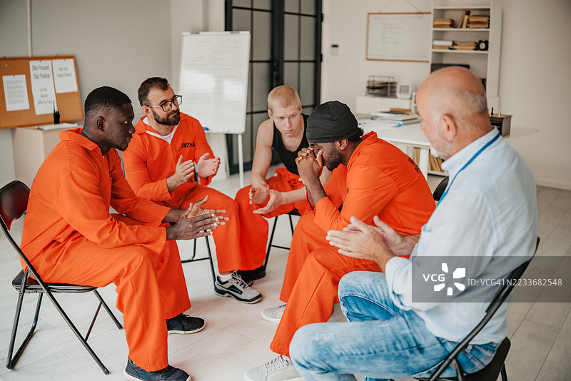 现代教室环境中促进成年学习者团队合作和个人成长的监狱教育项目图片素材