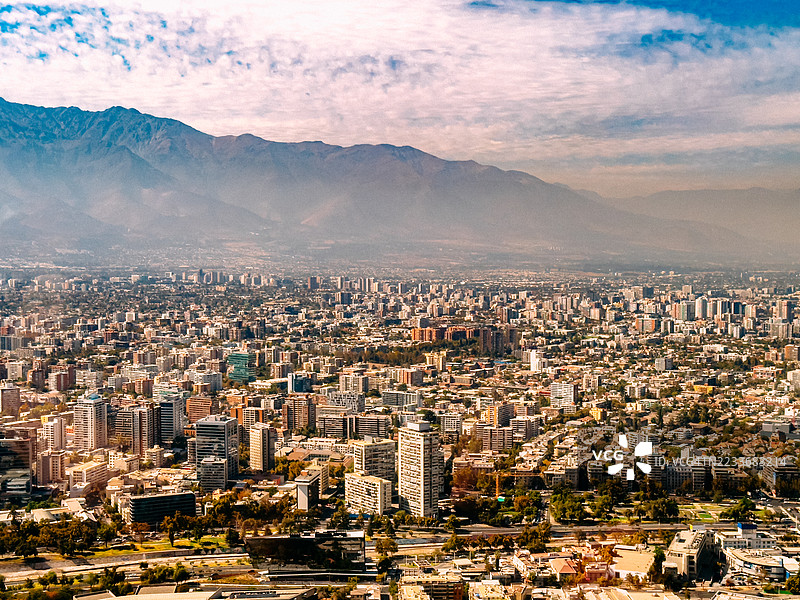 从克里斯托瓦尔山拍摄的智利圣地亚哥的高空视图图片素材