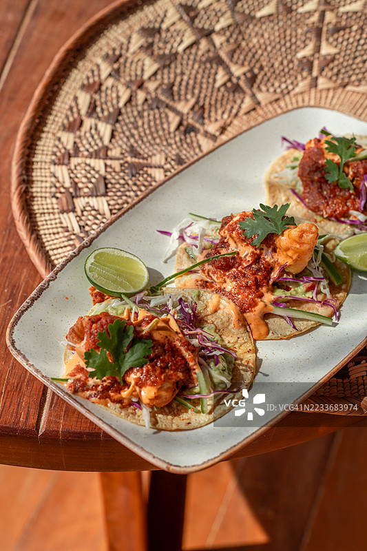 墨西哥虾海鲜塔可，配有新鲜青柠、鳄梨酱、香菜和沙拉，位于阳光明媚的图卢姆餐厅。图片素材