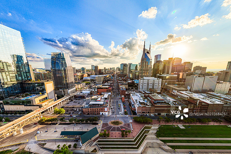 阳光明媚的夏日下午，田纳西州纳什维尔市中心百老汇的高空视角图片素材