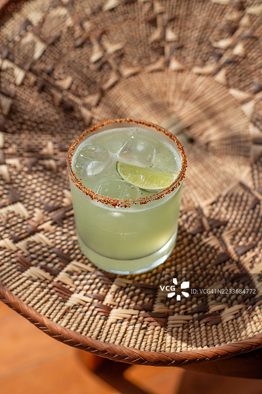 图伦海滩俱乐部餐厅的玛格丽塔鸡尾酒饮料杯图片素材