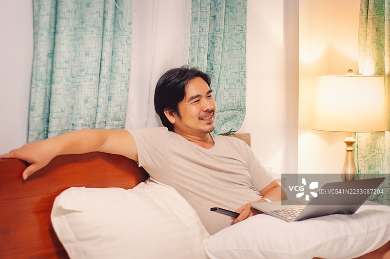 男性在消费在线内容图片素材