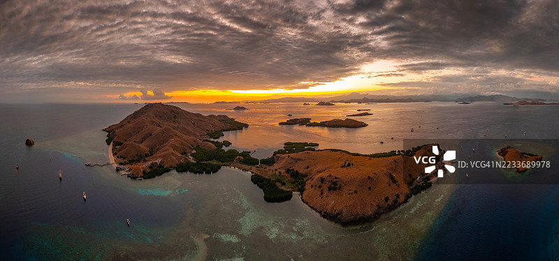 塞巴尤尔贝萨尔：干旱的岛屿，碧绿色的珊瑚礁，科莫多的壮丽美景。图片素材