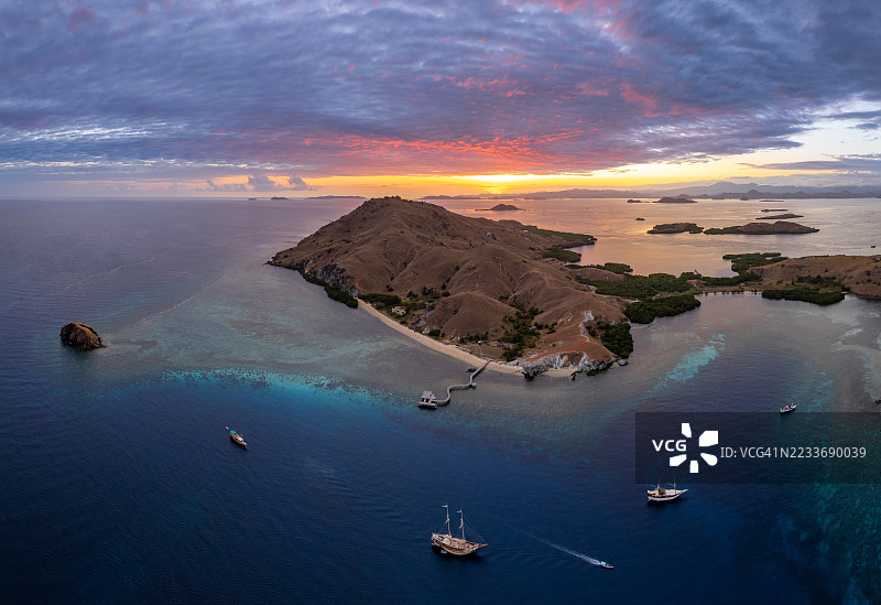 塞巴尤尔贝萨尔：干旱的岛屿，碧绿的珊瑚礁，科莫多的壮丽美景。图片素材