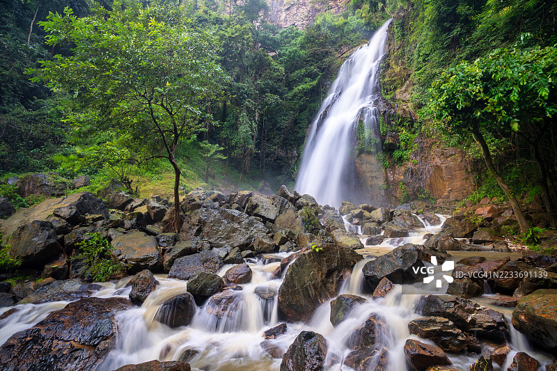 强大的瀑布在泰国亚拉的郁郁葱葱的雨林中倾泻而下。图片素材