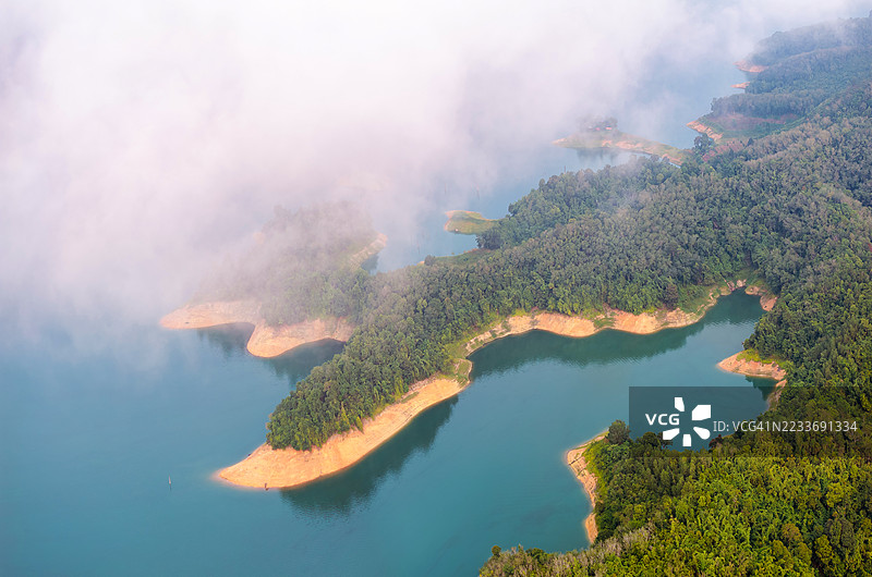 泰国亚拉的邦朗水库上点缀着朦胧的岛屿，景色郁郁葱葱，独特迷人。图片素材