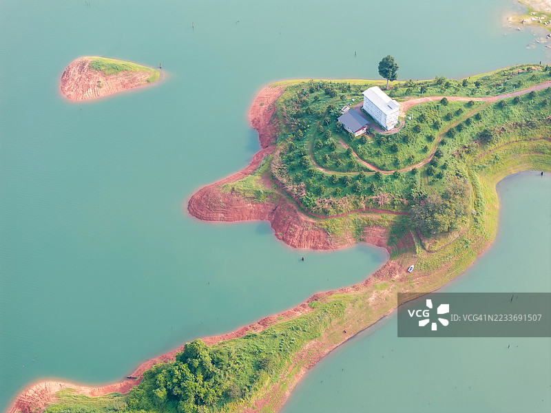 泰国亚拉的邦朗水库上点缀着朦胧的岛屿，景色郁郁葱葱，独特迷人。图片素材
