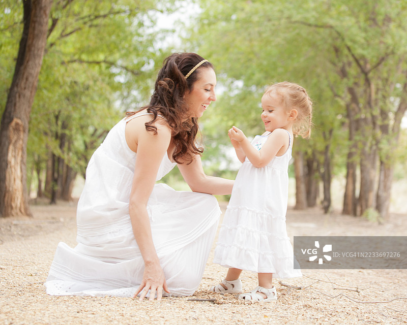 母亲和小女儿在森林中的肖像图片素材