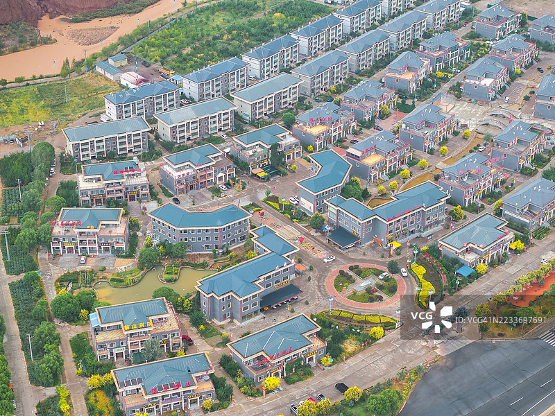 航拍：现代住宅区，蓝色屋顶和规划布局位于中国农村。图片素材