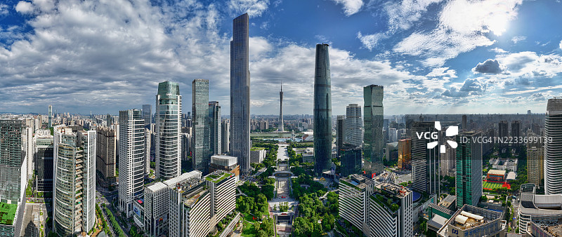 广州的摩天大楼框住了广州塔，俯瞰着这座城市的广阔景观。图片素材