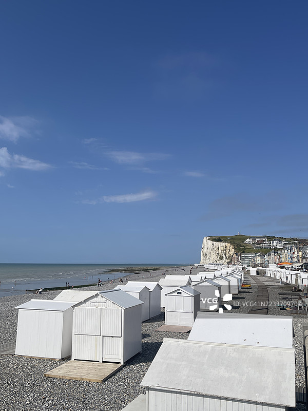 卵石海滩上的海滩小屋图片素材