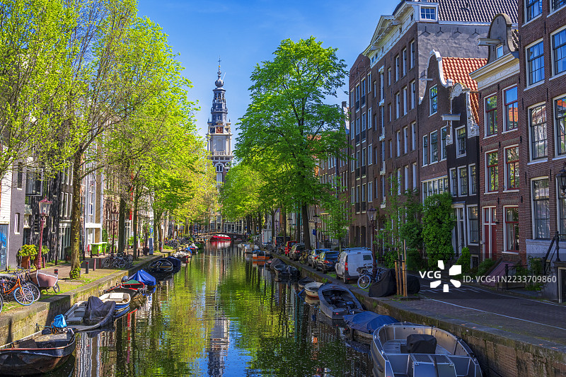 阿姆斯特丹的Groenburgwal运河和南教堂（Zuiderkerk）图片素材