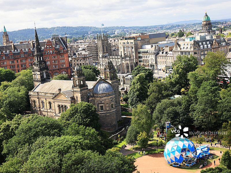 圣卡斯伯特教堂，王子街花园和爱丁堡，苏格兰爱丁堡图片素材