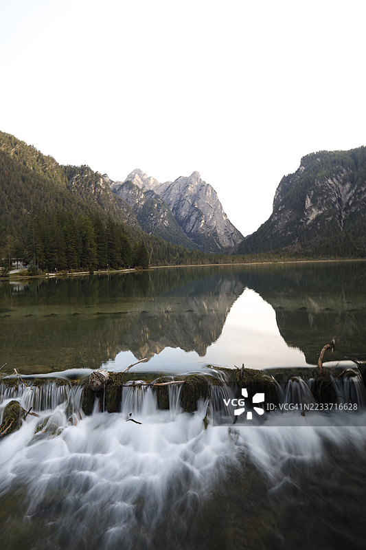 宁静的湖泊与山的倒影和瀑布，意大利多比亚科图片素材