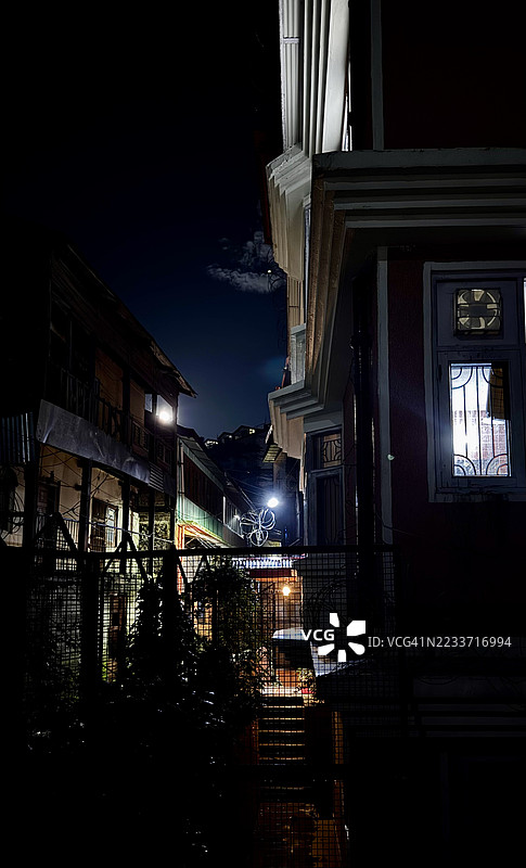 夜晚，印度西姆拉，灯火辉煌的城市建筑和路灯景观图片素材