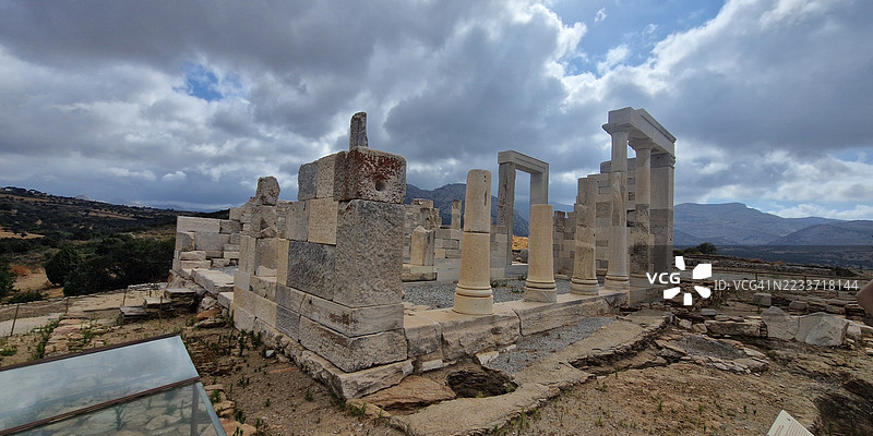 古代遗迹在戏剧性的多云天空下图片素材