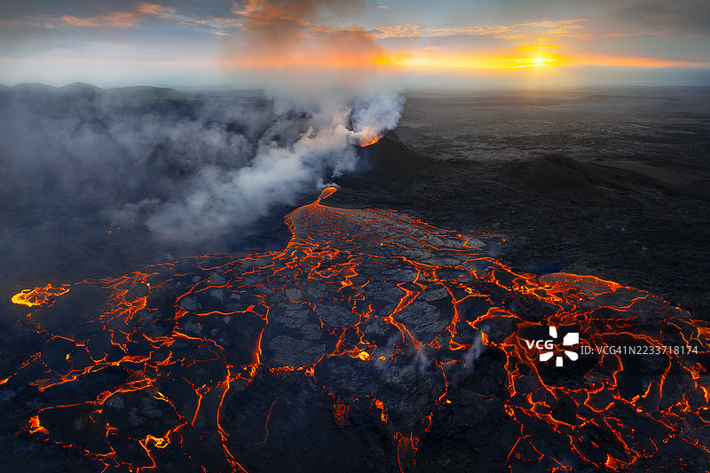 冰岛日落时分火山喷发的鸟瞰图图片素材