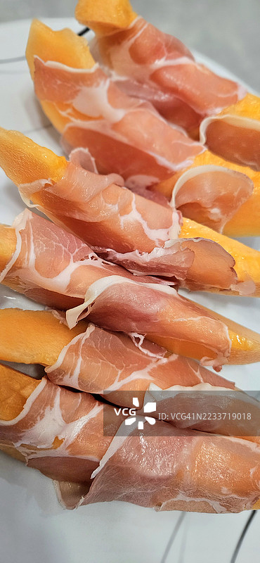 盘子上的意大利火腿包裹的蜜瓜片特写图片素材