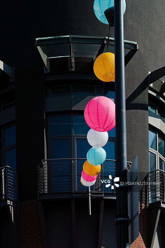 夜晚建筑上悬挂的彩色灯笼图片素材