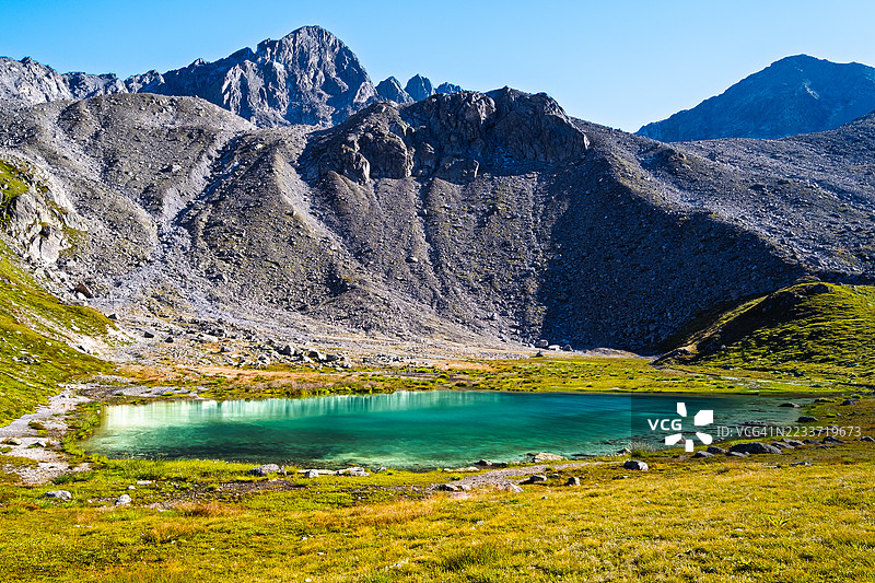 宁静的阿尔卑斯湖泊被雄伟的山脉环绕，泽尔内茨，瑞士图片素材