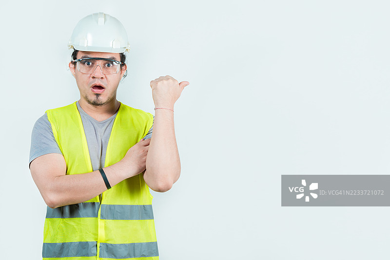 穿着安全背心的工程师在白色背景前打手势图片素材