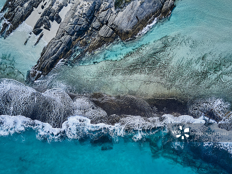岩石海岸线和碧绿色海浪的鸟瞰图图片素材