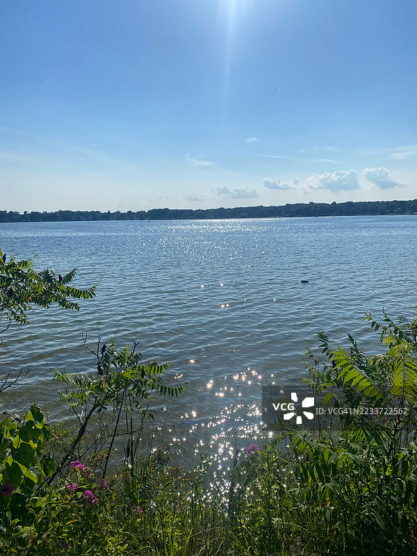 清澈蓝天下的闪闪湖泊，达瓦基克，美国图片素材