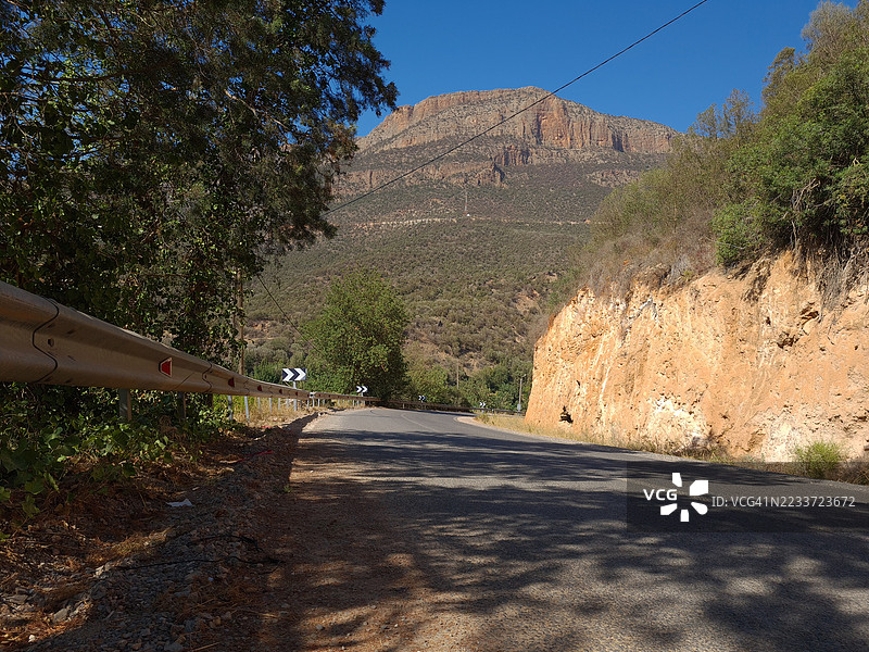 摩洛哥泽格泽尔的山地风景公路图片素材