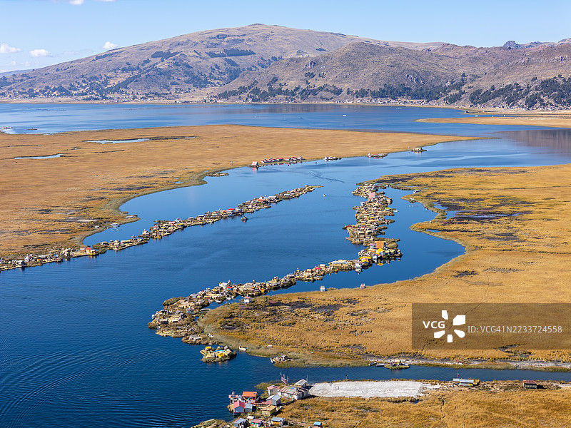 秘鲁普诺的的的喀喀湖上漂浮村庄的鸟瞰图图片素材
