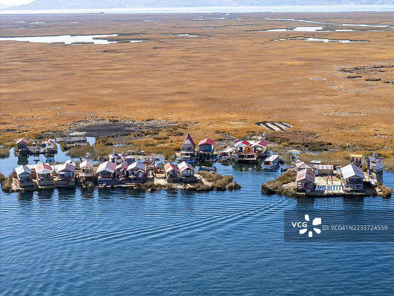 秘鲁普诺的的的喀喀湖上漂浮房屋的鸟瞰图图片素材