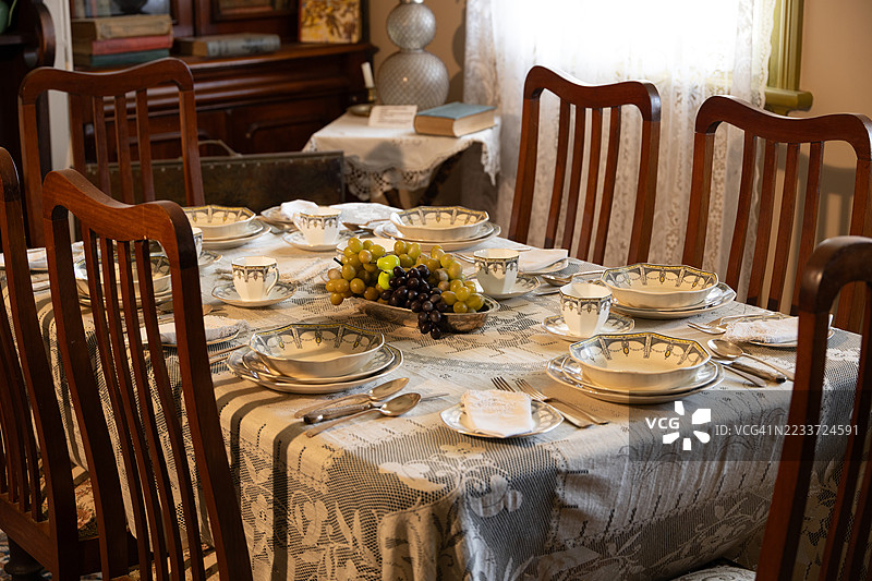 优雅的餐桌布置，搭配复古瓷器和葡萄图片素材