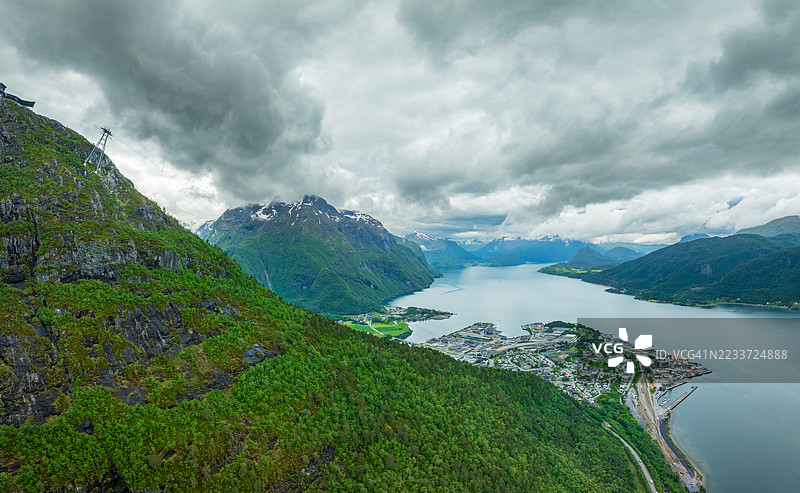 挪威劳马的壮丽峡湾景观与山脉和小镇图片素材