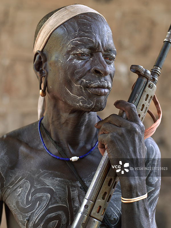 穆尔西战士手持步枪，埃塞俄比亚奥莫谷图片素材