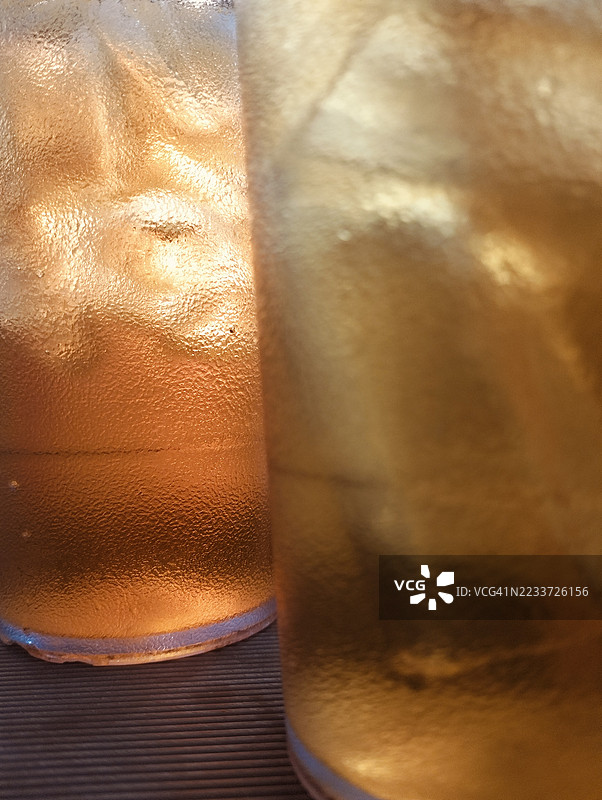 桌子上的冰镇啤酒杯特写图片素材