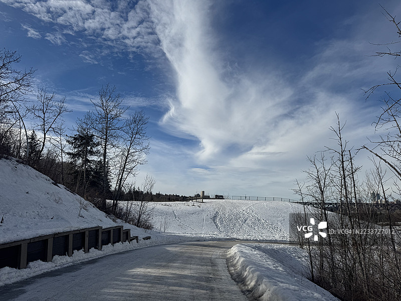 通往美丽冬季风景的雪-covered小径图片素材