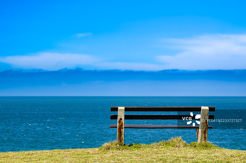 俯瞰海洋的孤独长椅，南非图片素材