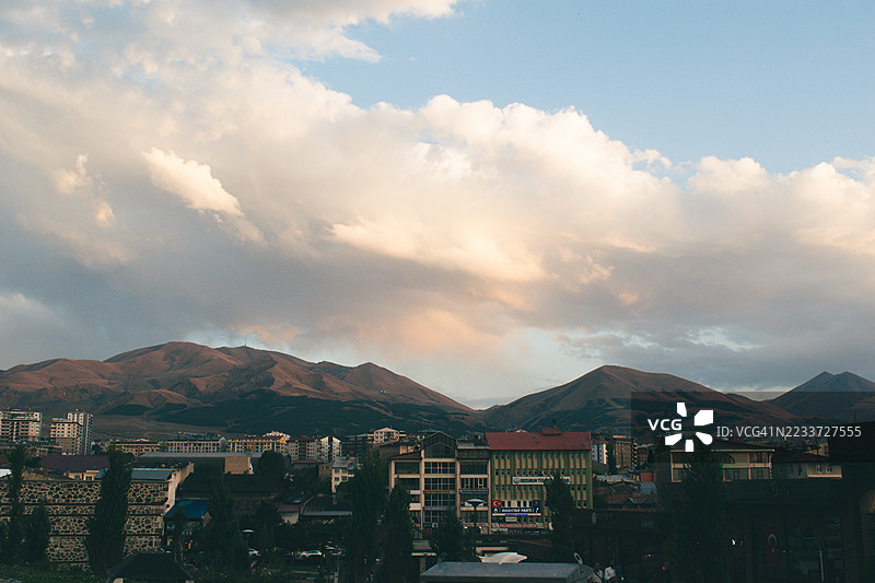 日落时分，土耳其埃尔祖鲁姆的山脉和云彩映衬下的小镇美景图片素材
