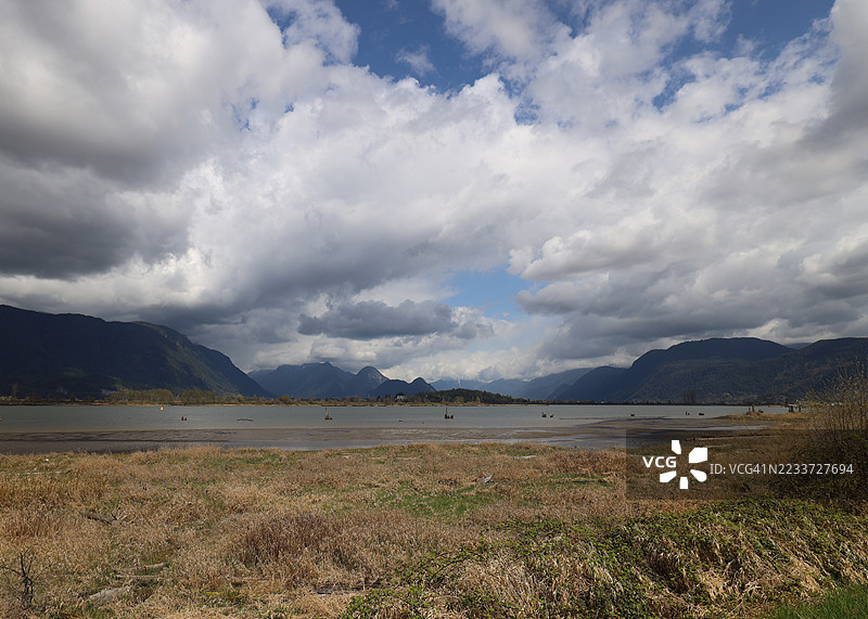 加拿大皮特梅多斯山湖风景下的戏剧性多云天空图片素材