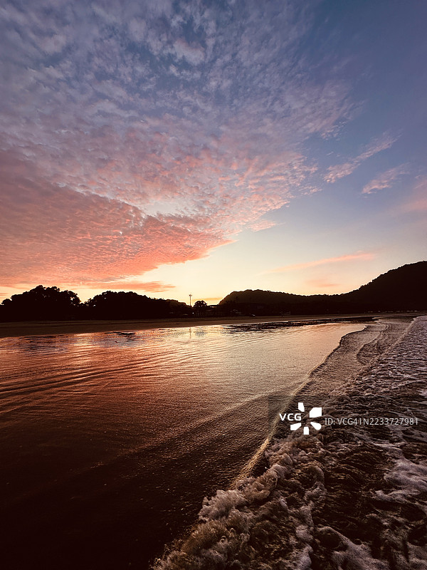 宁静海面上的壮丽日落与绚丽天空图片素材