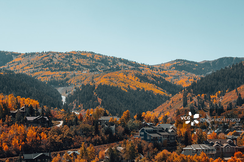美国犹他州公园城的秋季山脉风景，色彩斑斓的树叶图片素材