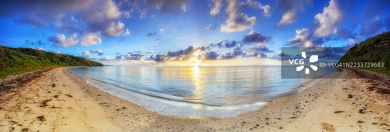 令人惊叹的日落宁静海滩全景景观图片素材