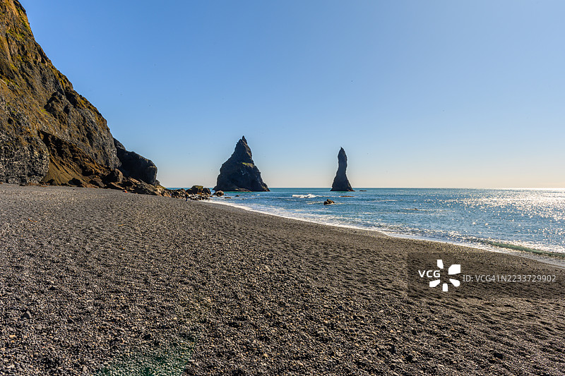 冰岛黑沙滩上的壮丽岩石 formations图片素材